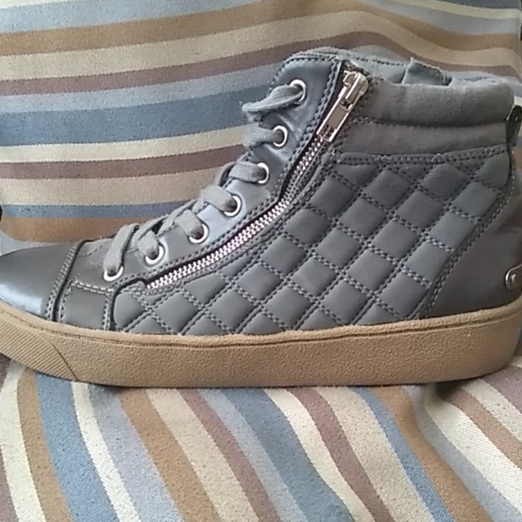 Shoes - Picture 2 of 8